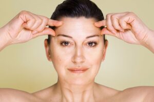 frontoplastia y pelo en la frente de la mujer