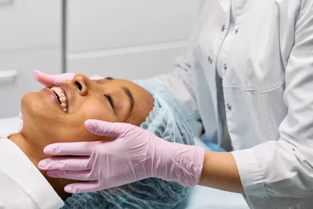 Paciente en cabina durante un tratamiento facial para la flacidez y la textura de la piel